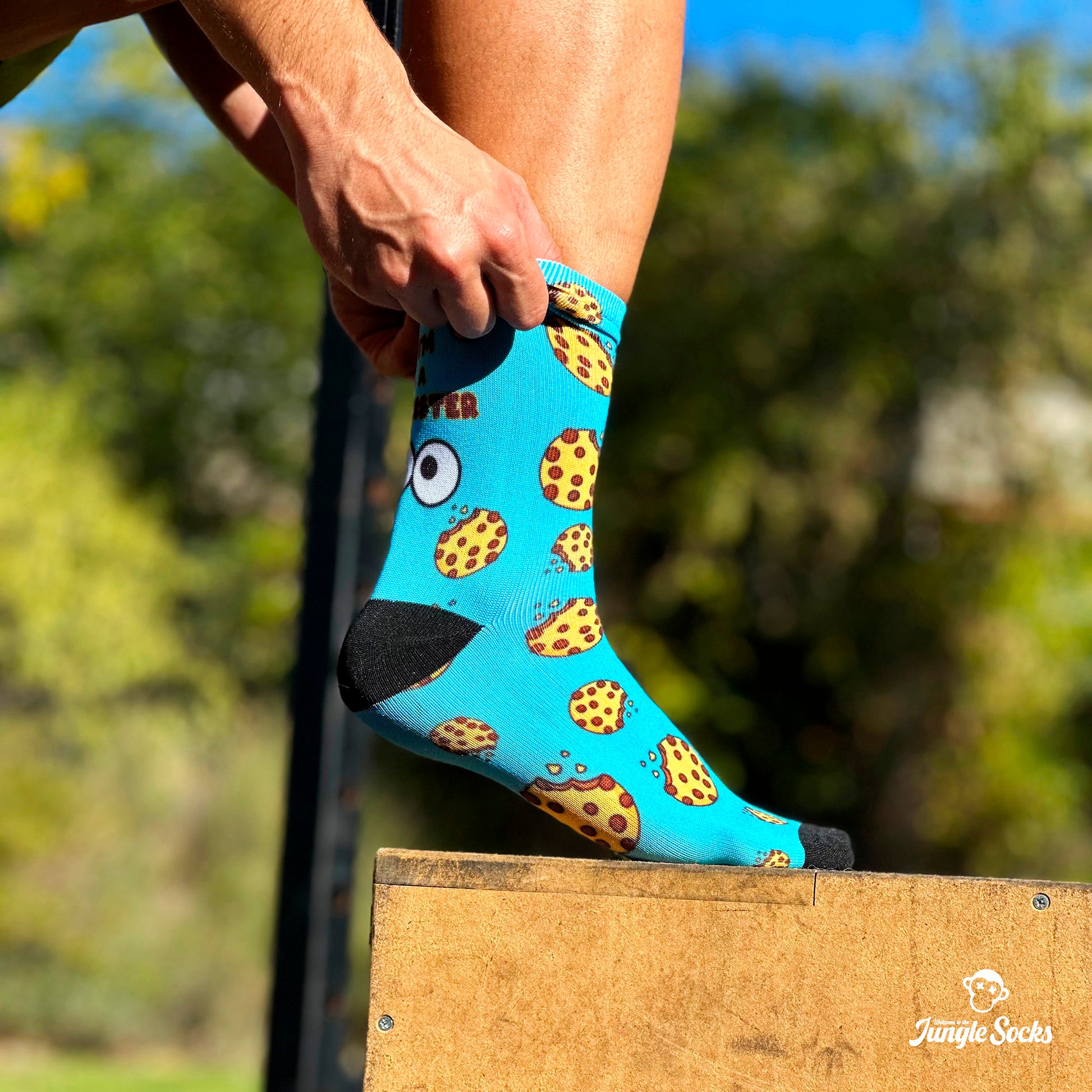 Hombre ajustándose sus calcetines JungleSocks antes de su entrenamiento de crossfit
