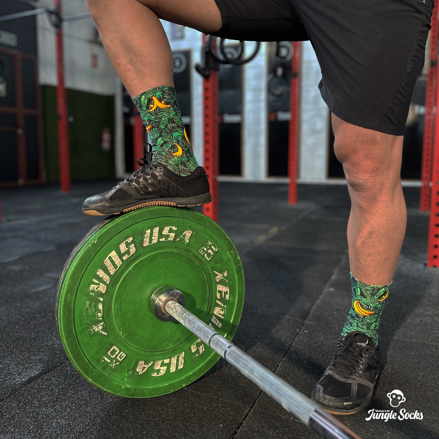 Chico esperando con unos calcetines JungleSocks con diseño de jungla y plátanos
