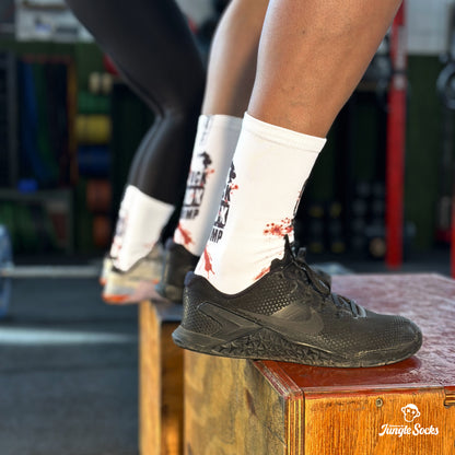 Hombre y Mujer entrenando con calcetines crossfit JungleSocks FBJ saltando al cajón de madera en el box