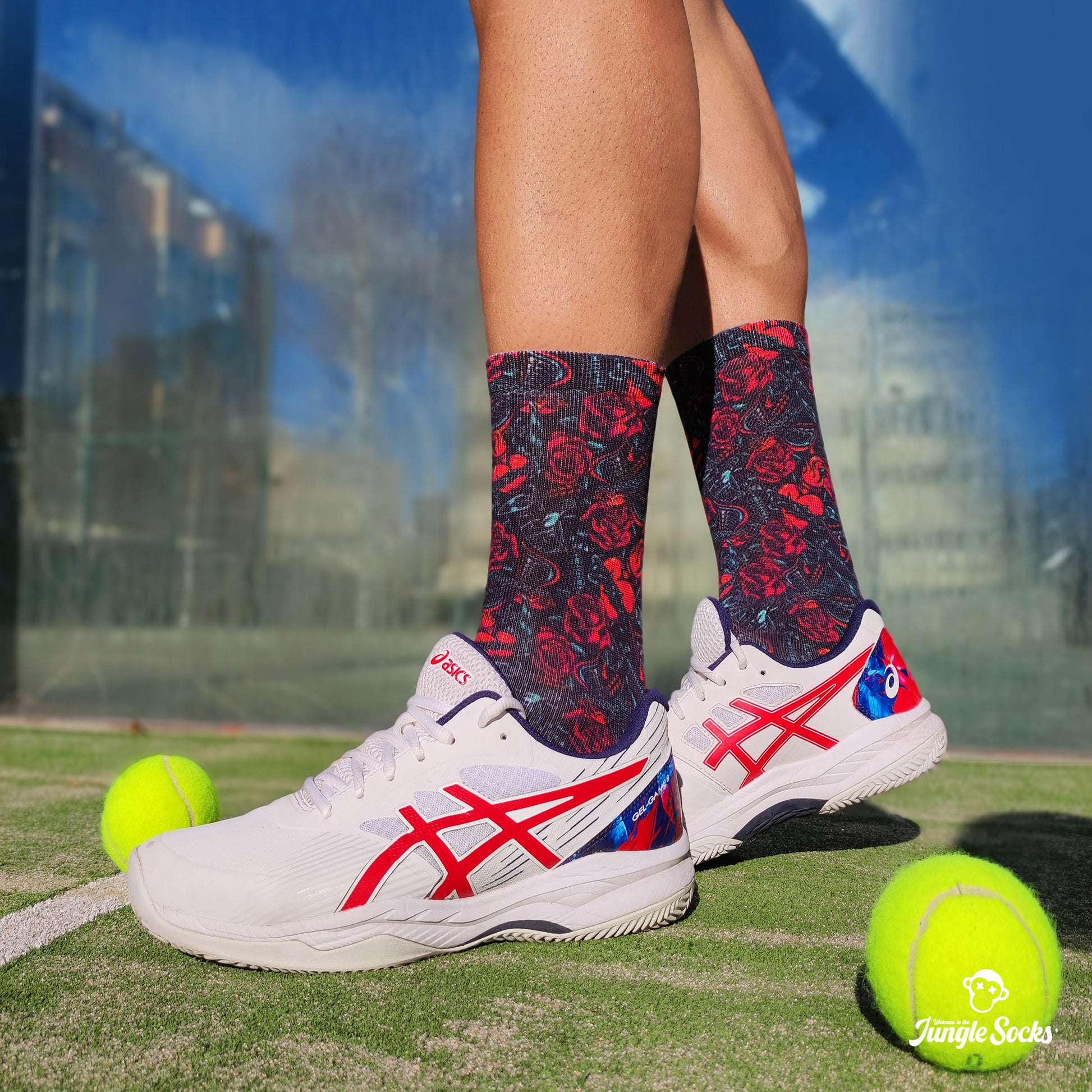 Chico jugando al padel con calcetines JungleSocks con diseño de tatuajes de rosas rojas