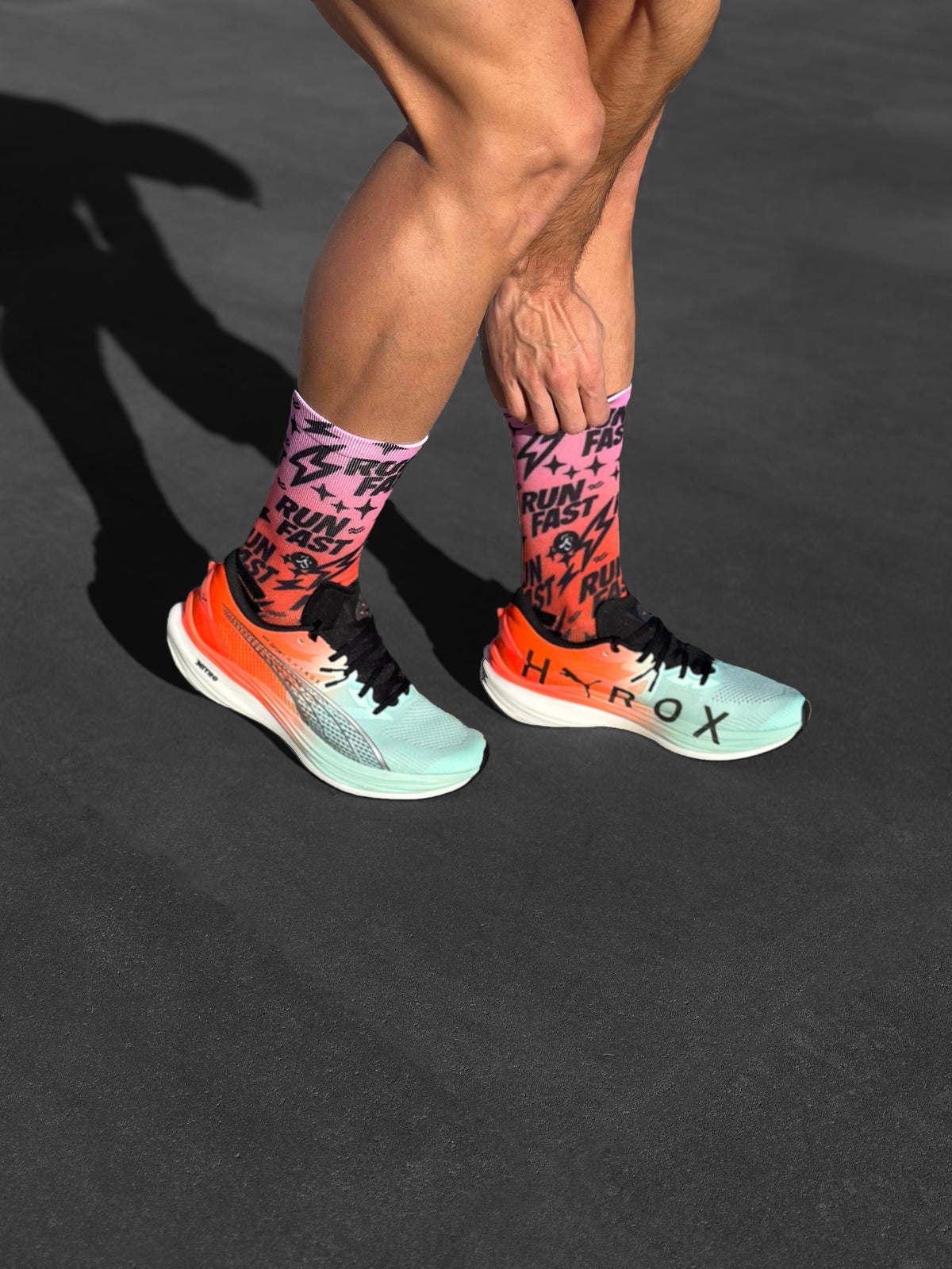 Calcetines técnicos y sin costuras Run Fast, diseño degradado rosa a naranja, ideales para maratón y asfalto.