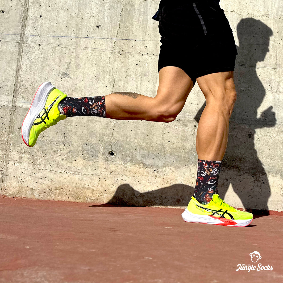 Calcetines técnicos de running maratón, diseño calaveras coloridas, negro, sin costuras para mayor confort.