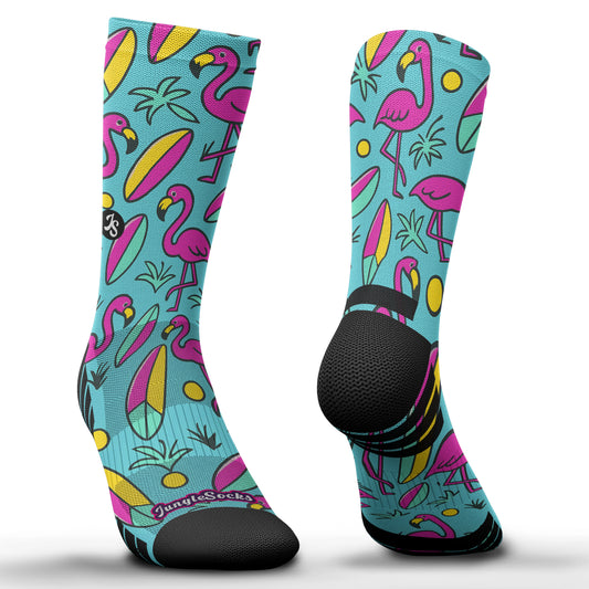 Calcetines técnicos de running, diseño flamencos rosa y hojas verdes, fondo azul cielo, sin costuras.