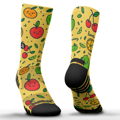 Calcetines técnicos de running con diseño de frutas coloridas en amarillo, sin costuras para maratón.